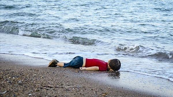 10. "Kıyıya vuran Suriyeli çocuğun bu fotoğrafı aklımdan çıkmıyor."
