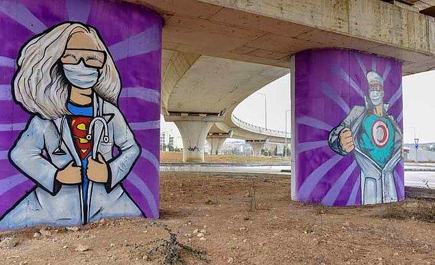 İçinden geçtiğimiz bu zor pandemi sürecinde Ankara Büyükşehir Belediyesi, sağlık çalışanlarına bir saygı göstergesi olarak Bilkent Köprüsü'nün ayaklarına çeşitli grafitiler yaptı.