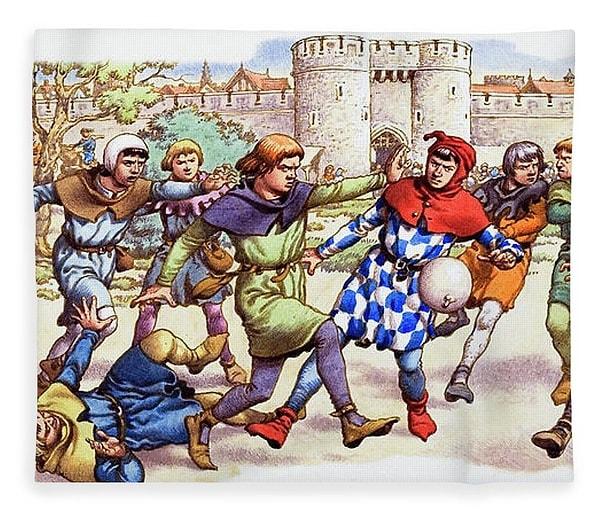 11. Ortaçağ Avrupası'ndaki en popüler boş zaman etkinliklerinden biri futboldu.