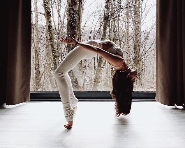 Tabii bu yoga öyle hemen girmemiş hayatına, aslında esnekliğini borçlu olduğu bir geçmişi var: Bale...