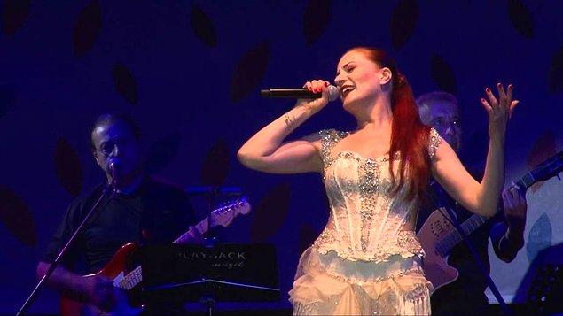 25. Şarkıcı Candan Erçetin,  ışık alerjisi nedeniyle sahnede gözleri kapalı şarkı söylüyor.