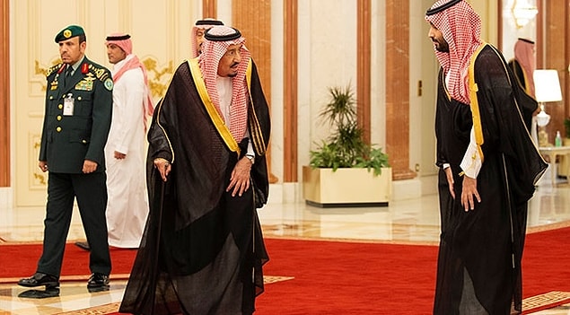 Suudi Arabistan Kraliyet Ailesi elinde bu kadar fazla yetki bulundurmasına rağmen hizmetlerini çok farklı şekillerde gerçekleştiriyor.