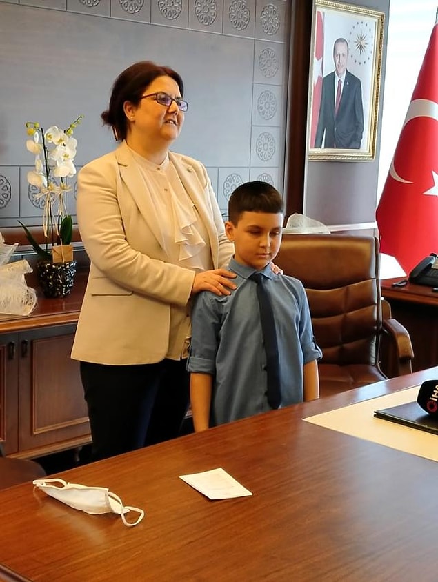 Sonrasındaki konuşmalarda ise Bakan Yanık Azad’a dönerek “Tabi Ramazan olduğu için bir şey ikram edemedik. Ramazan’dan sonra aynı evde kaldığı 5 arkadaşıyla birlikte bize misafir olarak gelecek o zaman çikolata ve çay hakkımızı kullanacağız, değil mi Azad?” dedi.
