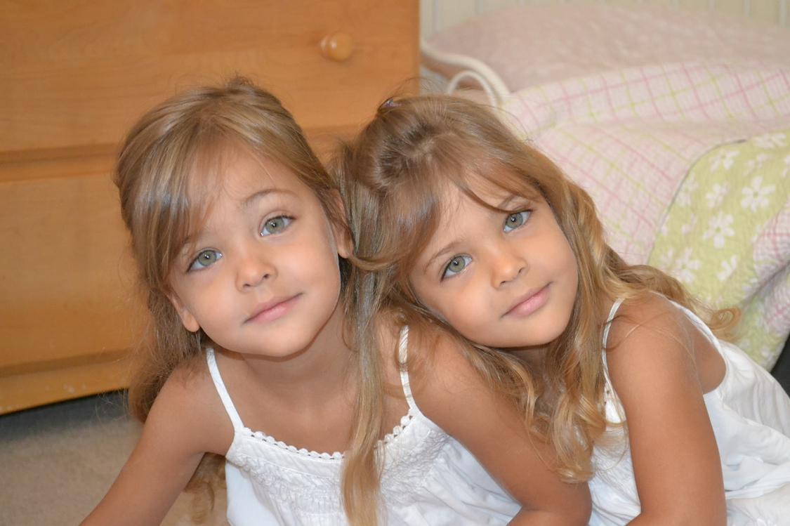 Support models ru. Лиа Клементс. Сестры Клеменс. Красивые девочки Близнецы. Самые красивые близняшки дети.