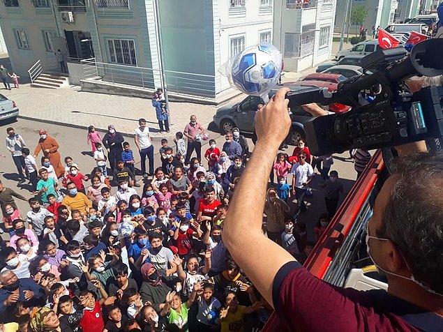 Sokağa çıkma yasağına rağmen onlarca çocuk bir otobüsün peşinden, oyuncak alabilmek için koşarken, Şahinbey belediye başkanı Mehmet Tahmazoğlu da çocukların üzerine oyuncak fırlattı.