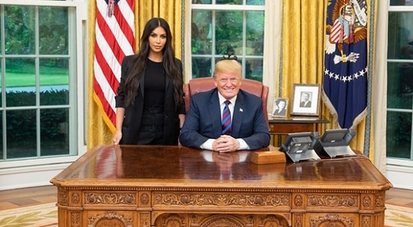 Bu arada Kim Kardashian bir dönem Donald Trump'ı destekliyordu ve Beyaz Saray'a giderken bizzat Başkan ve eşi First Lady ile görüşmüştü.