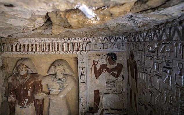 Mezar binlerce yıllık olmasına rağmen renklerinde en ufak bir bozulma dahi olmamış sayısız resim içeriyor.