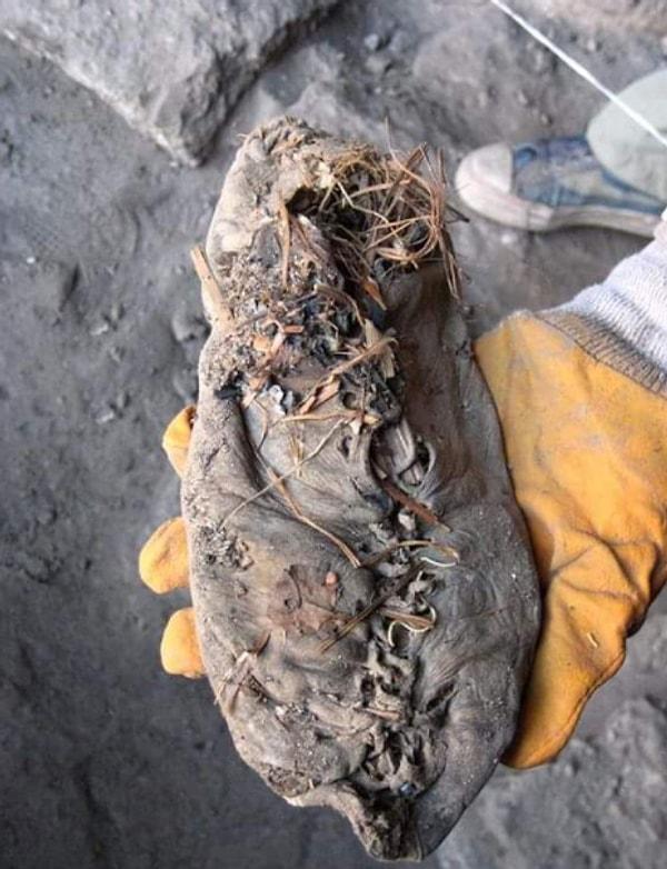 18. 2008 yılında bir Ermeni mağarasında bulunmuş bu 5.500 yıllık deri ayakkabı şimdiye kadar keşfedilmiş en eski ayakkabıdır.