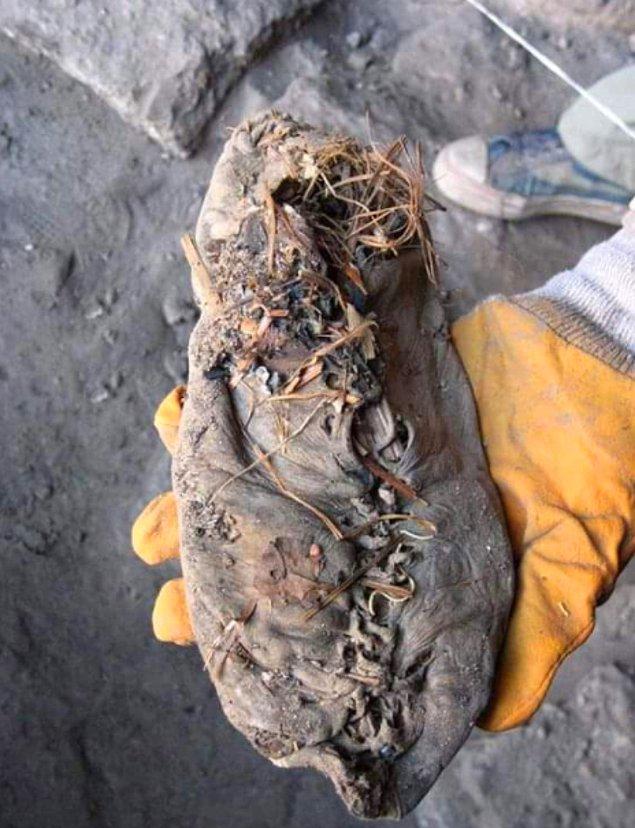 18. 2008 yılında bir Ermeni mağarasında bulunmuş bu 5.500 yıllık deri ayakkabı şimdiye kadar keşfedilmiş en eski ayakkabıdır.