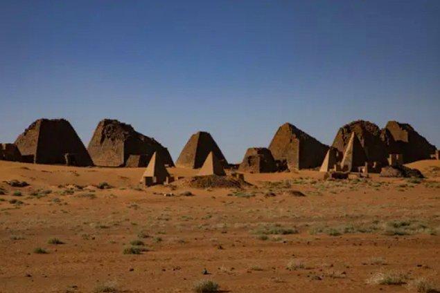 21. Bunlar, bir zamanlar şimdiki Sudan olan Kush Krallığı'nın zengin bir antik kentinin parçası olan Meroe Piramitleri'dir.