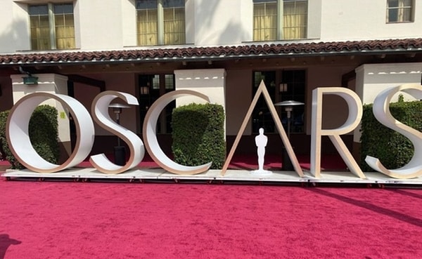 Обычно это гламурное мероприятие проводится в Dolby Theater в Лос-Анджелесе, но из-за пандемии коронавируса церемония награждения переместилась в городской транзитный узел Union Station. Номинантов рассаживали за освещенные лампами столики вокруг амфитеатра.