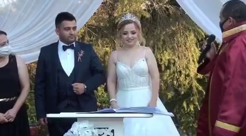 Nikah Memurunun 'Adınız, Soyadınız ve Doğum Yeriniz?' Sorusuna 'Evet' Diyen Heyecanlı Damat