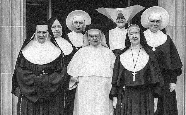 2. Katolik rahibeler tüm vücutlarını ve saçlarını kapatacak giysiler giyiyor.