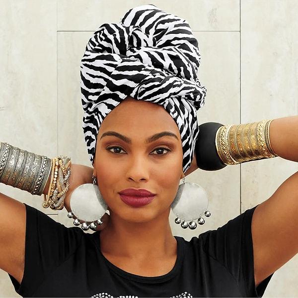 15. Afrika'da kadınların başörtülerinde saçlar genelde tepede veya başın ön kısmında toplanıyor.