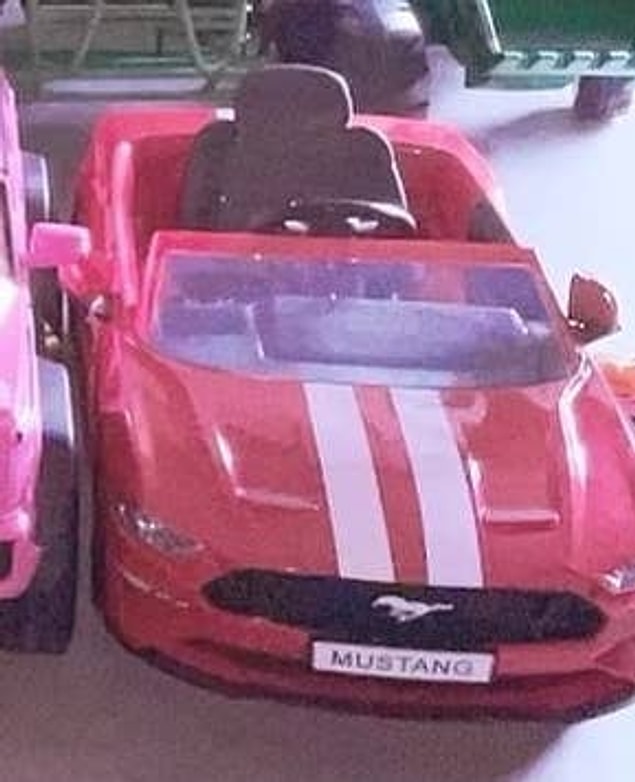 Kırmızı bir Mustang.