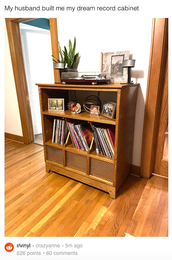 9. "Мой муж смастерил своими руками вот такой комод мечты для хранения моей коллекции виниловых пластинок".