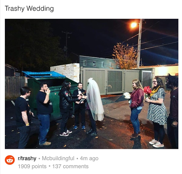 4. А вот еще более экстремальный вариант - у мусорных бачков. По-молодежному.