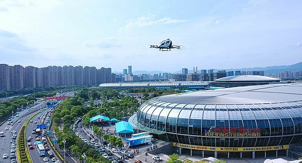 İnsan taşınabilen mega drone’lar üreten Çinli Ehang firması tarafından geliştirilen otonom hava aracı, iki yolcusuyla uçuş gerçekleştirdi.