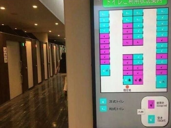9. В некоторых общественных туалетах также есть экраны, на которых показаны занятые и свободные кабинки.