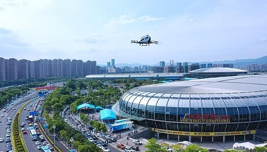 В Китае беспилотное дрон-такси впервые вылетело с двумя пассажирами