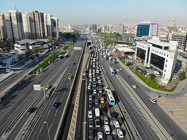 17 Mayıs'a kadar sürecek olan "Tam Kapanma" bugün başlamıştı fakat sabah saatlerinden itibaren çalışanların %61'i muaf olduğu için yollarda trafik yoğunluğu oluştu.