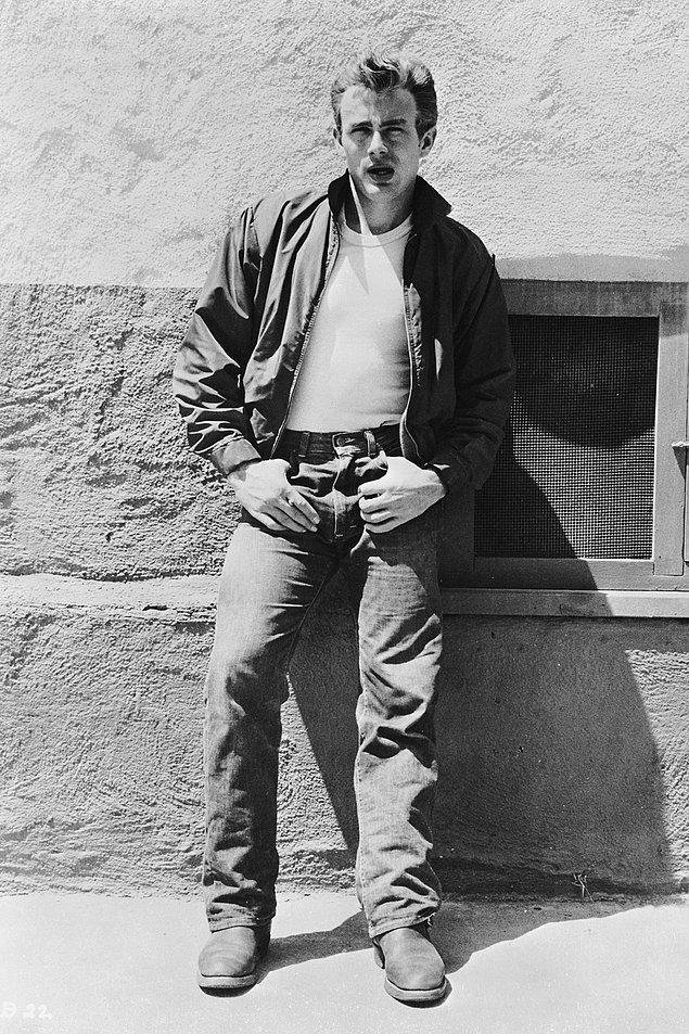Amerikalı sinema oyuncusu James Dean, kot pantolonun yaygınlaşmasını arttıran ikonik karakterlerden biri oldu.