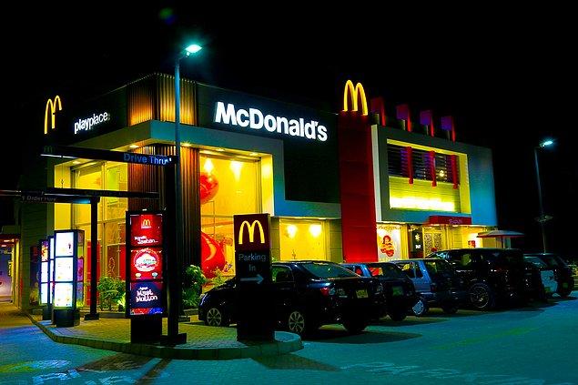 1. Pek çok ülkede, McDonald's'ta yemek yemek, yerel bir restoranda yemek yemeye nispeten daha pahalıdır.