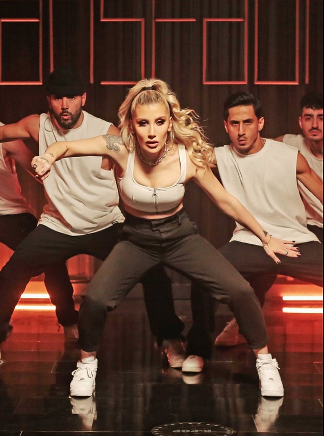 10. Ünlü şarkıcı İrem Derici, Dünya Dans Günü için hazırladığı videoyu paylaşıp 'Dünya starlarından eksiğimiz yok, fazlamız var. Bu virüsten kurtulup, konserler başladığında el alem sahne şovunu görecek' dedi.
