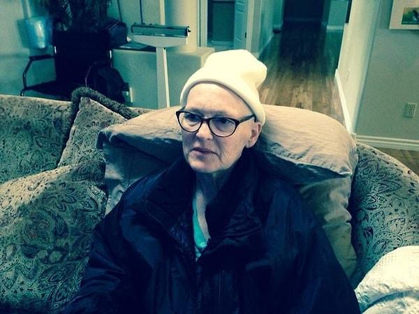 27. "Babaannem yaklaşık 6 yıl kanserle mücadele ettikten sonra hayatını kaybetti. Çocukluğumun yarısında onun hastalıktan solup gittiğini izledim, elimde çekilmiş son fotoğrafı kaldı..."