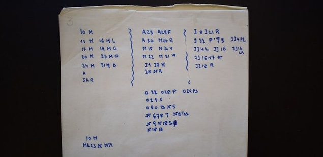 Buraya kadar kadının bir casus olduğu düşünülse de valizinde bulunan şifreli bir not tüm düşünceleri yok etti.