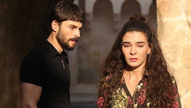 Öte yandan diğer başrol oyuncusu Ebru Şahin'le de dizi final yapar yapmaz birbirlerini silmişlerdi.