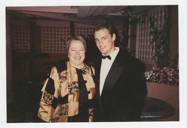 8. Кэти Бэйтс