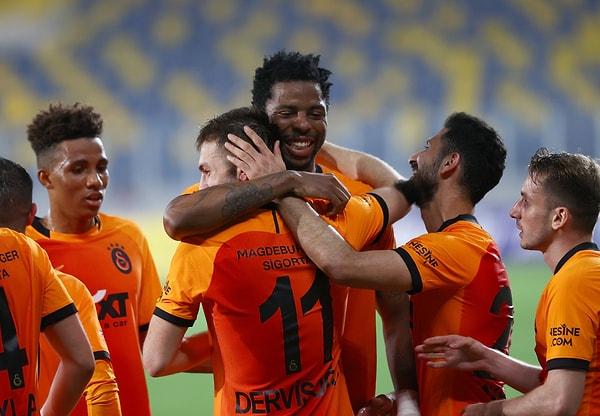 Ankara'da düşme hattında bulunan rakibini Halil Dervişoğlu ve Emre Akbaba'nın golleriyle geçen Galatasaray, derbi öncesi puan farkını korudu.