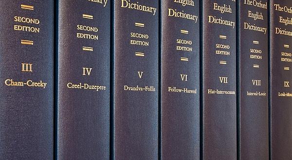 26. 1879'da Oxford İngilizce Sözlüğünün tamamlanmasının 10 yıl sürdüğü tahmin ediliyordu, beş yıl içinde yalnızca "Ant" kelimesine ulaşmışlardı. Daha sonra okuyuculara yarardım etmek için gönüllü insanlar toplandı ve sözlük 44 yıl içinde tamamlandı. Yayıncılara göre bu sözlüğü tek bir kişinin yazması 120 yıl sürebilir.