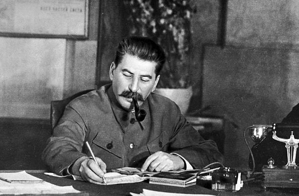 2. Stalin kendine asla rakip istemiyordu. Bu yüzden iktidara gelir gelmez gerçek olduğuna inanılamayacak bir vahşete imza attı.