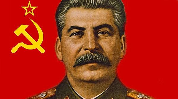 Diktatörlüğü döneminde almış olduğu yanlış kararlar ile 20 milyondan fazla insanın kıtlıktan ya da kendi infaz kararı ile ölümüne neden olan Josef Stalin, dünya üzerindeki en acımasız diktatörler arasında yer alıyor.