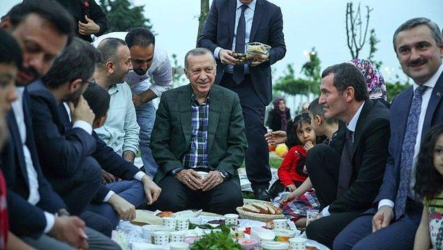 Cumhurbaşkanı Recep Tayyip Erdoğan, her sene ramazan ayında bazı iftar etkinliklerine katılır, halkla buluşur. Hatta bazı ailelerin sofralarına misafir olur.