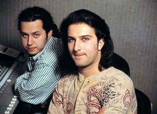 Çocukluğundan itibaren ilgi duyduğu müzik, onun Karamürsel Musiki Cemiyeti ile tanışmasını sağlıyor. Bir yandan derslerini alırken diğer yandan da Çınarcık gazinolarında şarkı söyleyip para kazanmaya başlıyor.