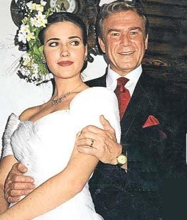 Düğün törenlerini İstanbul'da her zaman gittikleri bir Meksika restoranında yapan çift, törene sadece ailelerini ve yakınlarından birkaç kişiyi çağırmıştı.