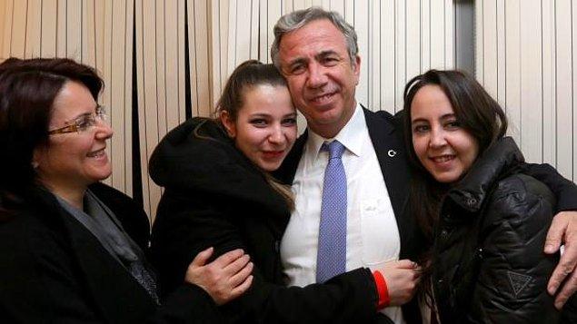 10. Ankara Büyükşehir Belediye Başkanı Mansur Yavaş'ın gözlerden kalpler çıkartan ailesi