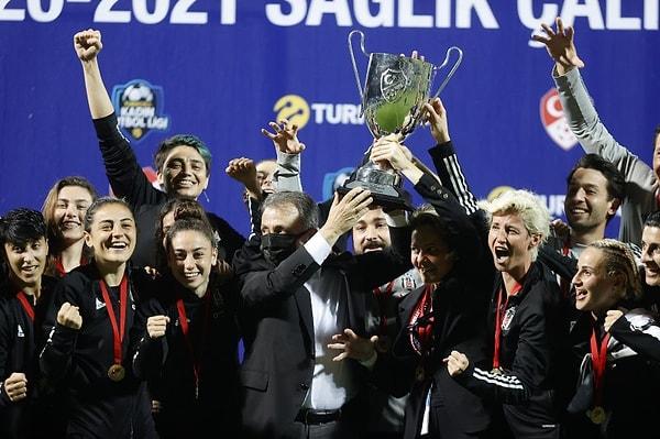 Beşiktaş Vodafone takımı oyuncuları, teknik kadro ve Beşiktaş Kulübü Başkanı Ahmet Nur Çebi, kupa töreninde büyük sevinç yaşadı.