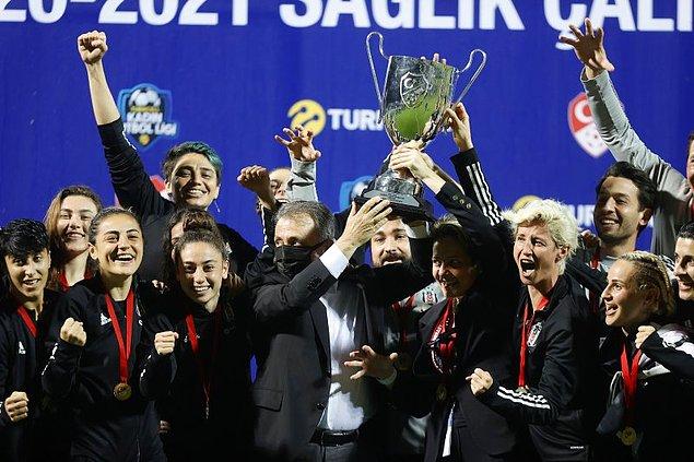 Beşiktaş Vodafone takımı oyuncuları, teknik kadro ve Beşiktaş Kulübü Başkanı Ahmet Nur Çebi, kupa töreninde büyük sevinç yaşadı.