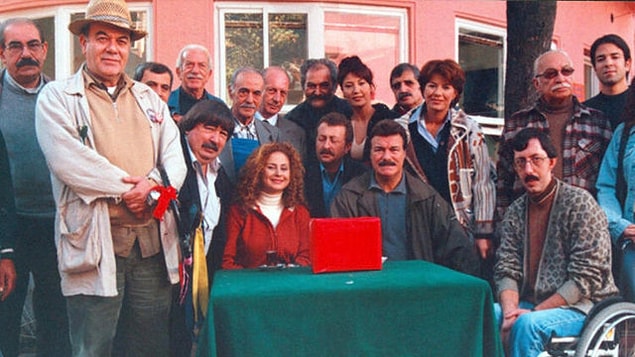 Öyleyse birazcık nostalji yapalım. Bir dönemin popüler dizisi olan Mahallenin Muhtarları inanılmaz kadrosuyla ekranlarda!
