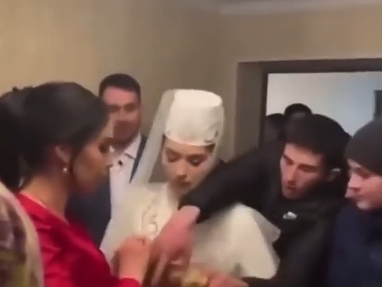 Bu Nasıl Gelenek? Geline Yedirilmek İstenen Şeyi Alıp Kaçan Adamı İzlerken 'Sebebi Neydi ki?' Diyeceksiniz