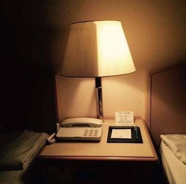 12. Bazı otellerde çift kişilik yatakların yanındaki lambaların farklı parlaklıkları vardır.