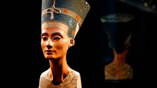Bu örtünme sadece bir tül veya bez ile olmuyordu, tıpkı Antik Mısır'daki gibi kadınlar kafalarına saçlarını kapayacak şeyler de takabiliyordu.