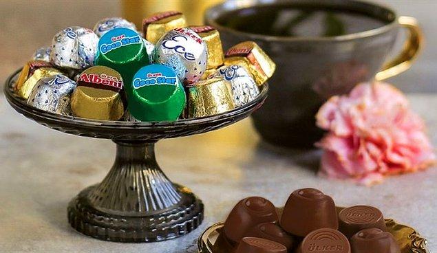 1. Bayram, sevdiklerimize gülen gözlerle ikram ettiğimiz şeker çikolata demek.
