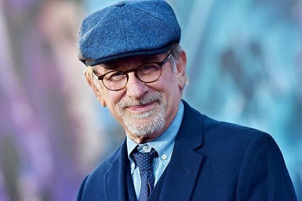 12. Steven Spielberg, okulu bıraktıktan 30 yıl sonra lisans eğitimini tamamlamak üzere Long Beach'e yeniden kaydolduğunda, Jurassic Park filmini çektiği için kendisine paleontoloji (fosil bilim) alanında üç ders kredisi verildi.