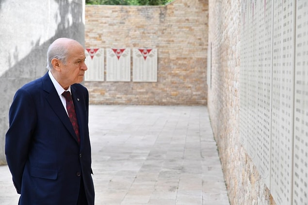 26 Mayıs 2020’de "Ülkücü Şehitler Anıtı" ziyareti sırasında çekildiği belirtilen fotoğraflarda Bahçeli'nin ellerini arkada bağladığı görülüyor.