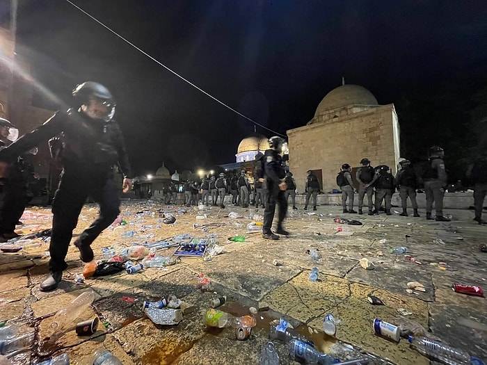 İsrail Polisinden Mescid-i Aksa’da Namaz Kılan Cemaate Baskın